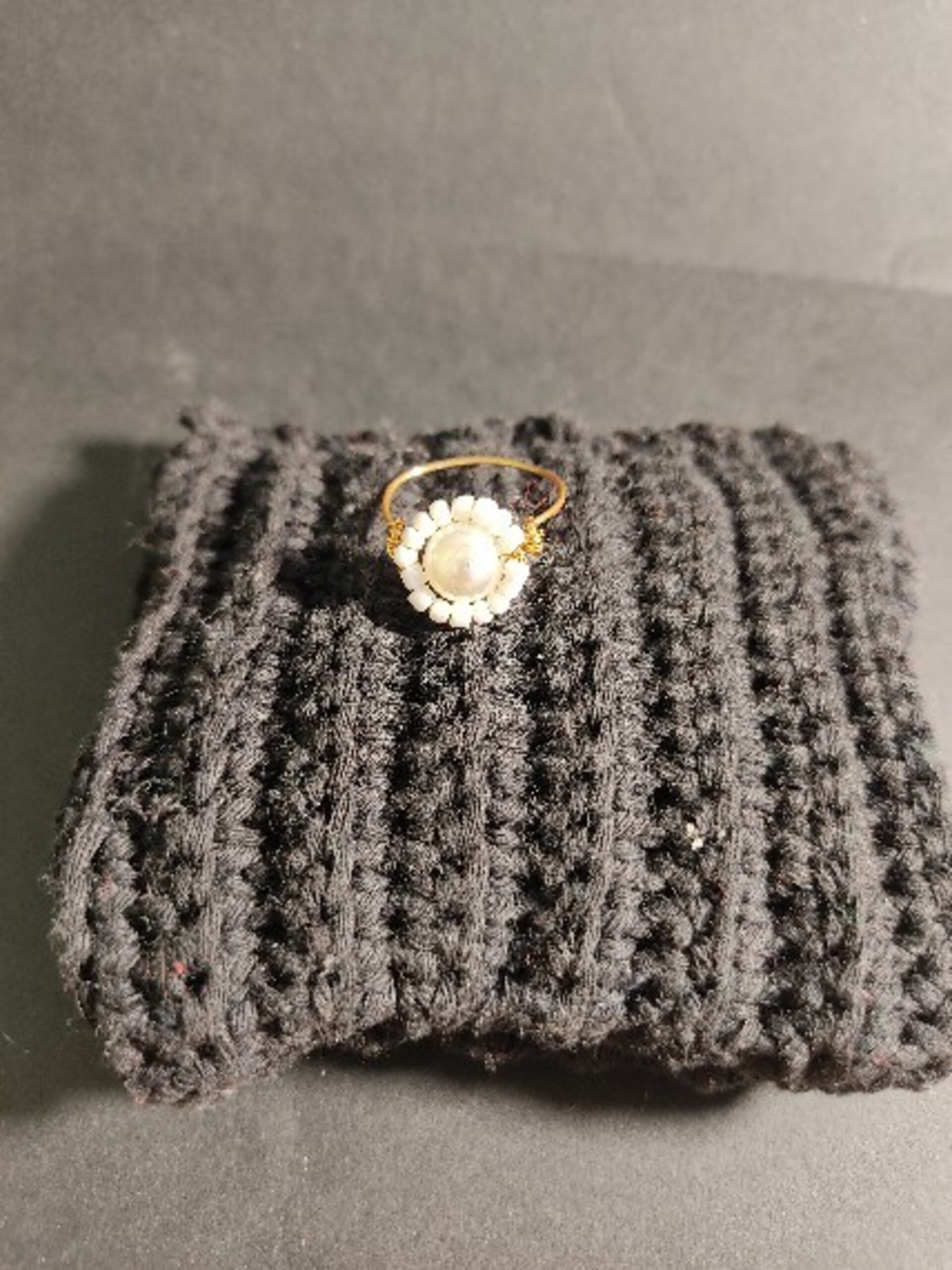 Anillo dorado con mostacillas blancas y perla forma flor - 2