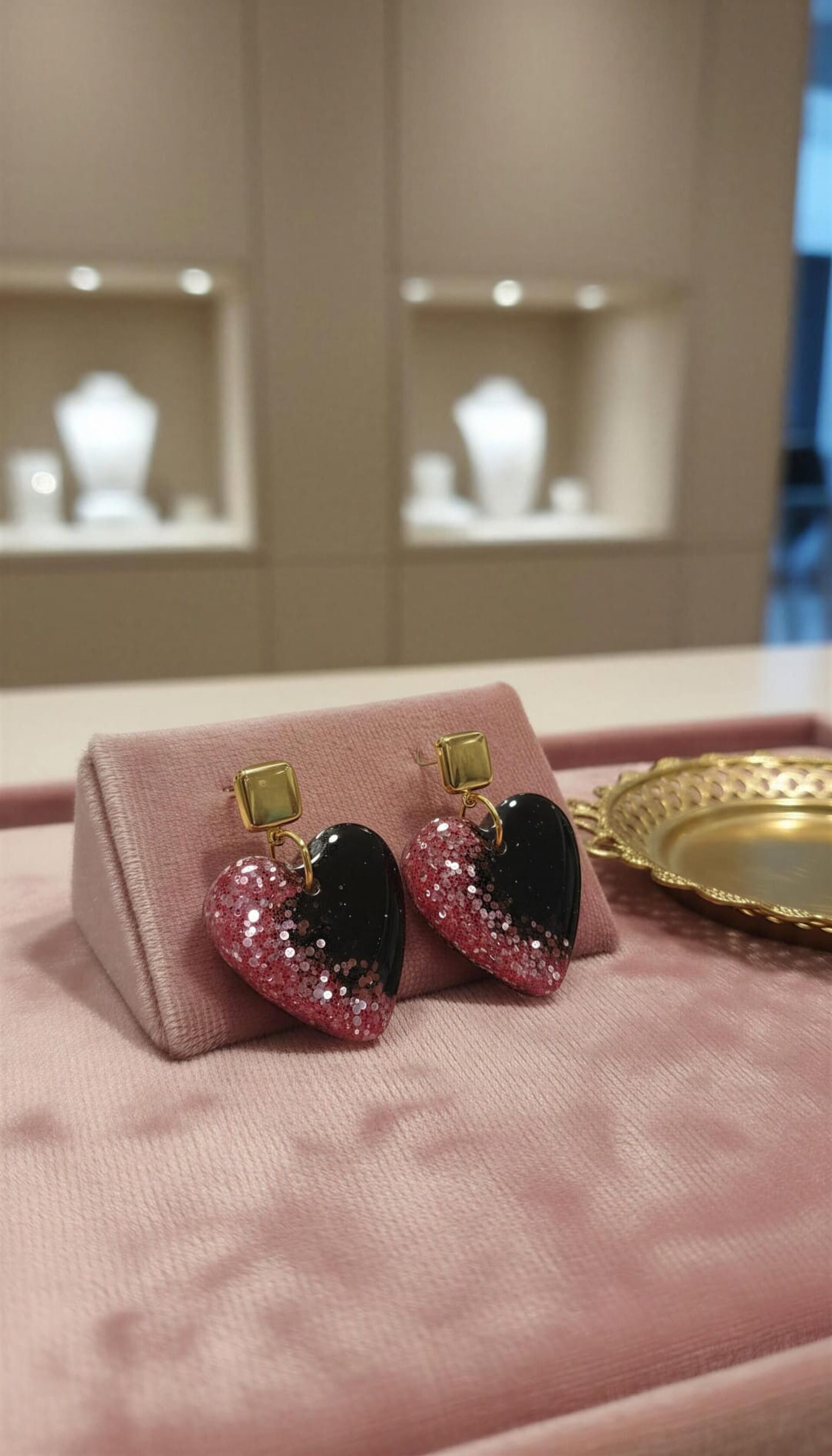 Pendientes de resina en forma de corazón rosa y negro - 5