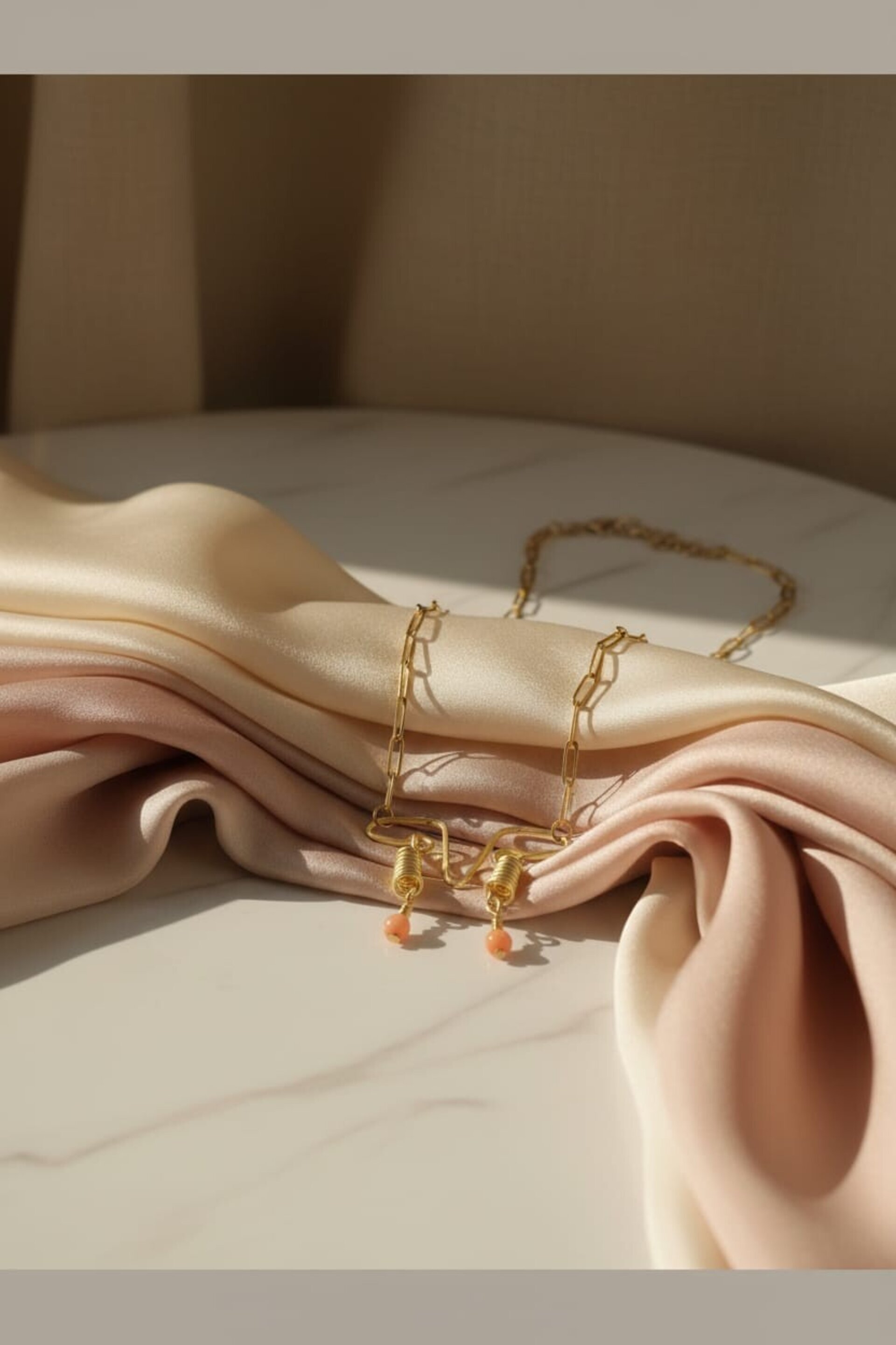 Collar con cadena acero dorado, dije de alambre dorado con 2calcedonias naranjas - 4