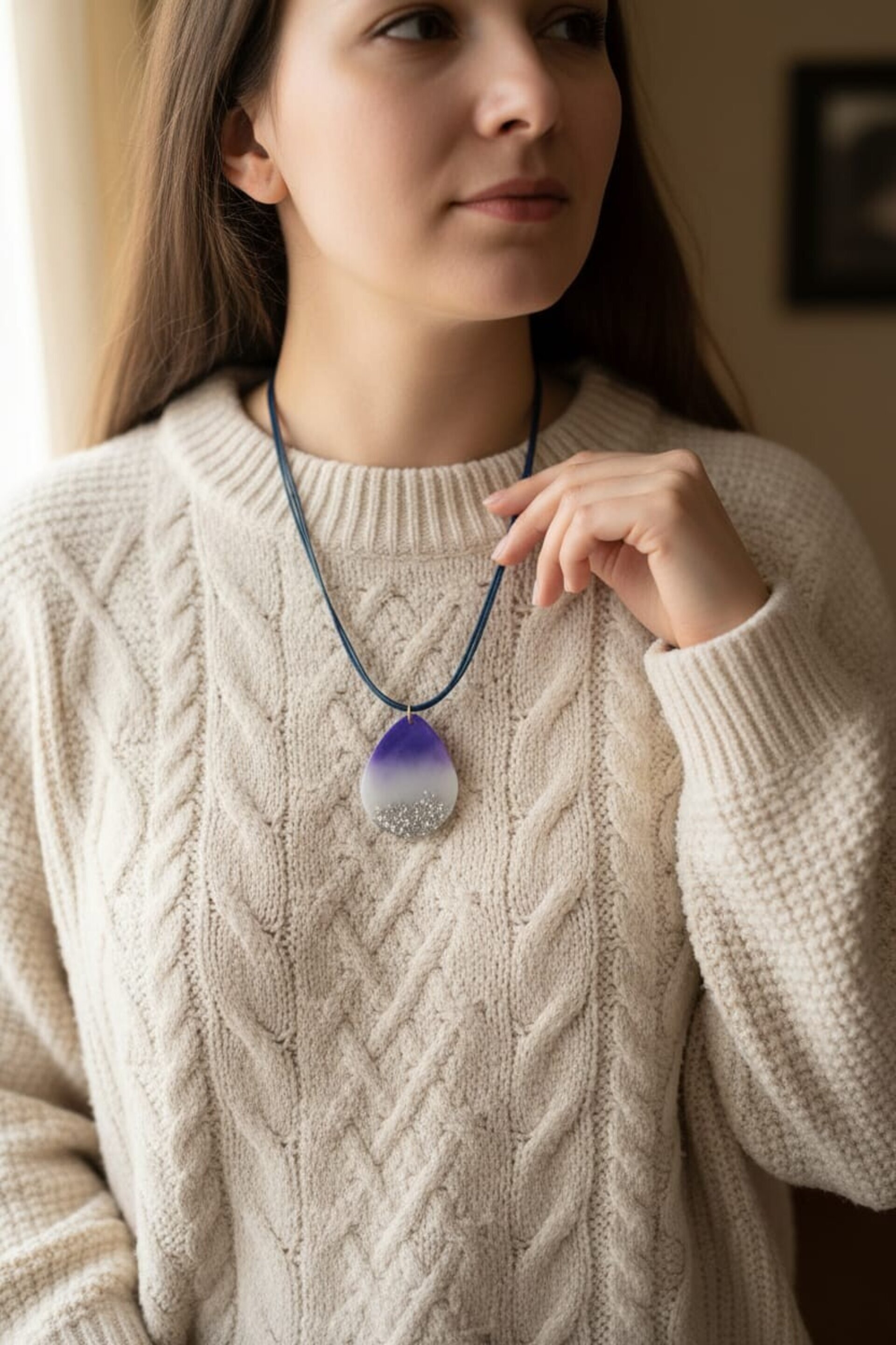 Collar con hilo encerado azul con lagrima de resina grande - 5