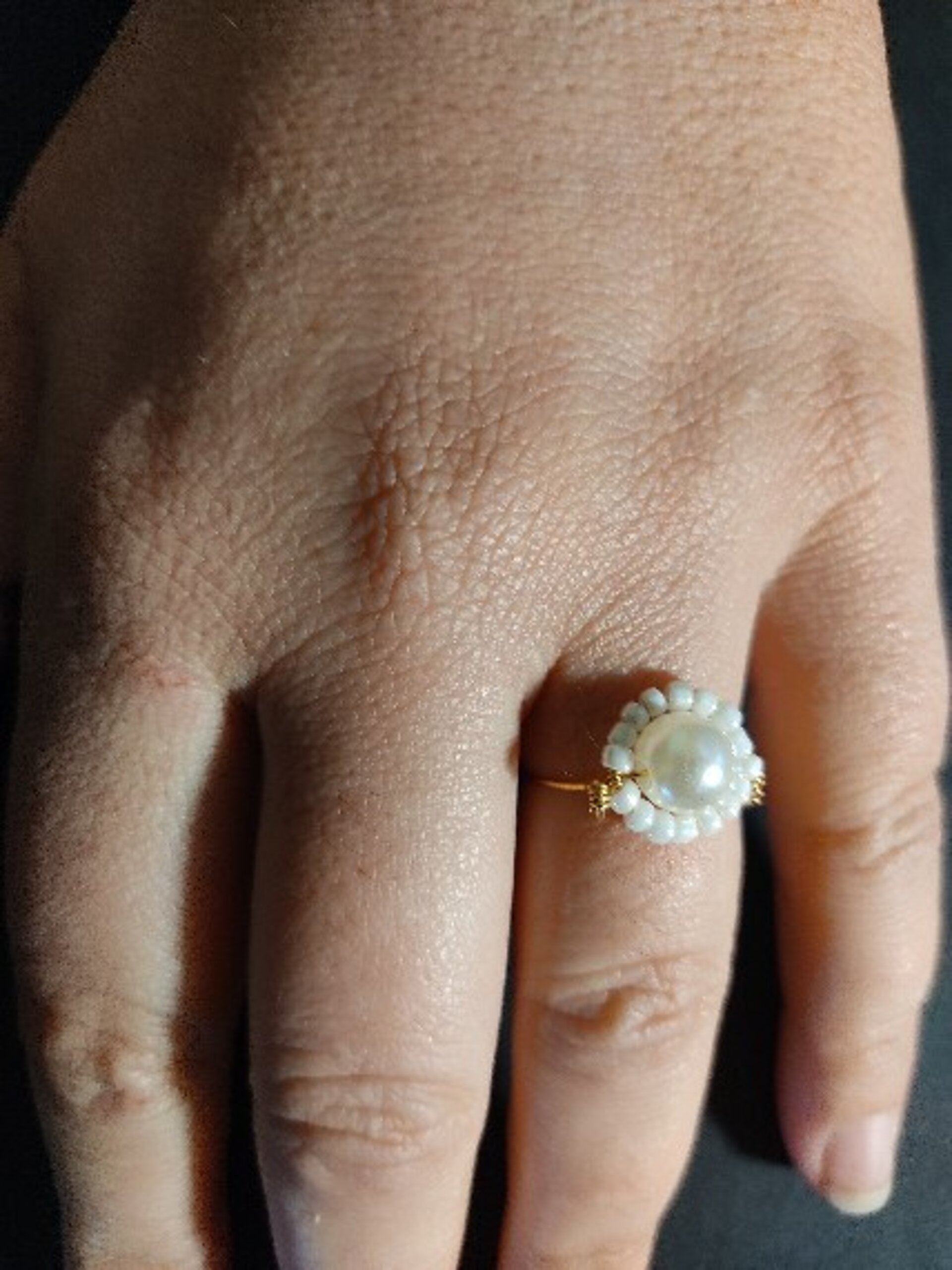 Anillo dorado con mostacillas blancas y perla forma flor - 1