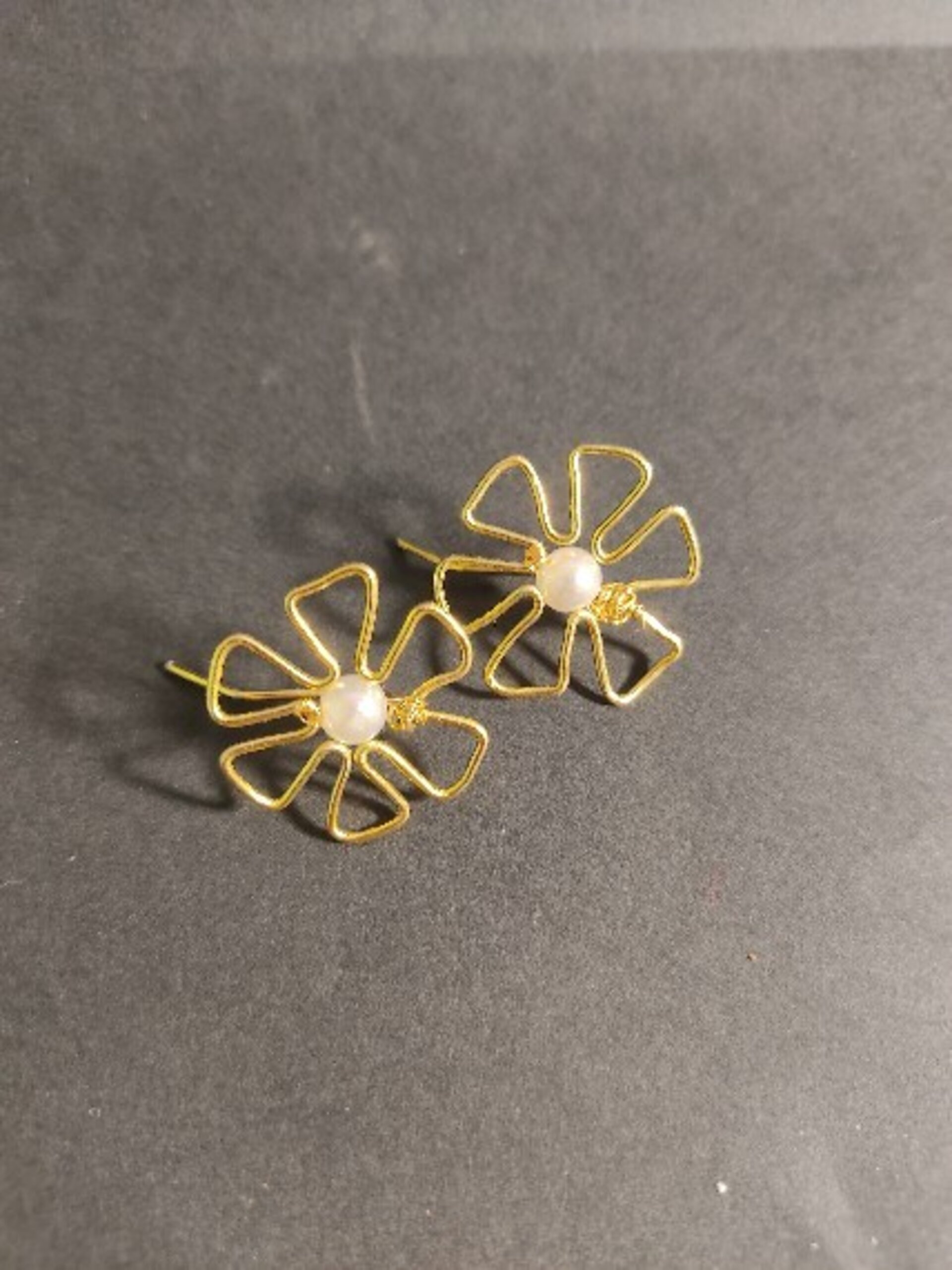 Pendiente Flor de alambre dorado y perla - 2