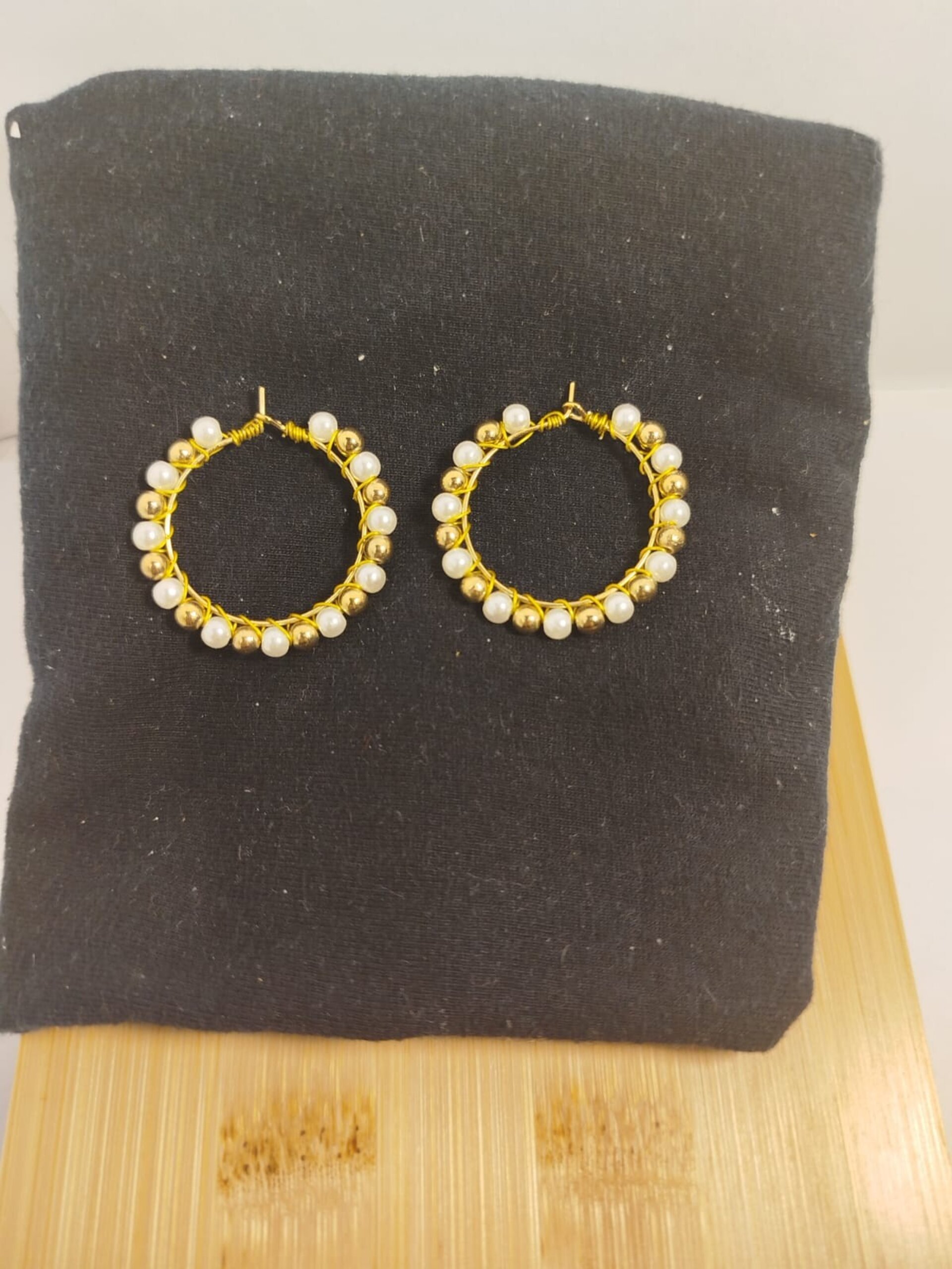 Aros con perlas y abalorios dorados - 2