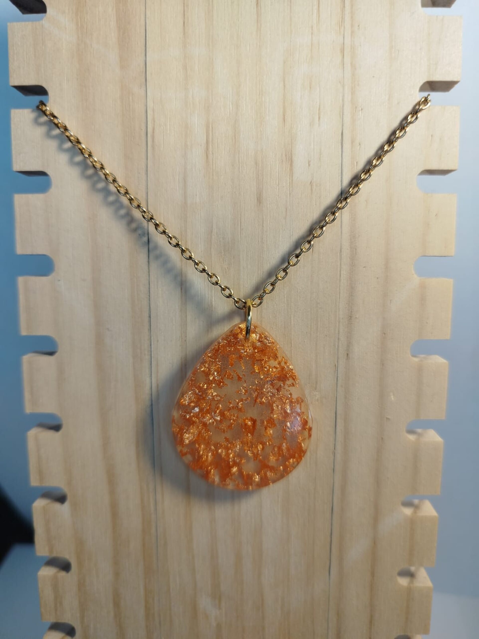Collar con cadena acero dorada y dije de lagrima mediana con pan de oro - 3