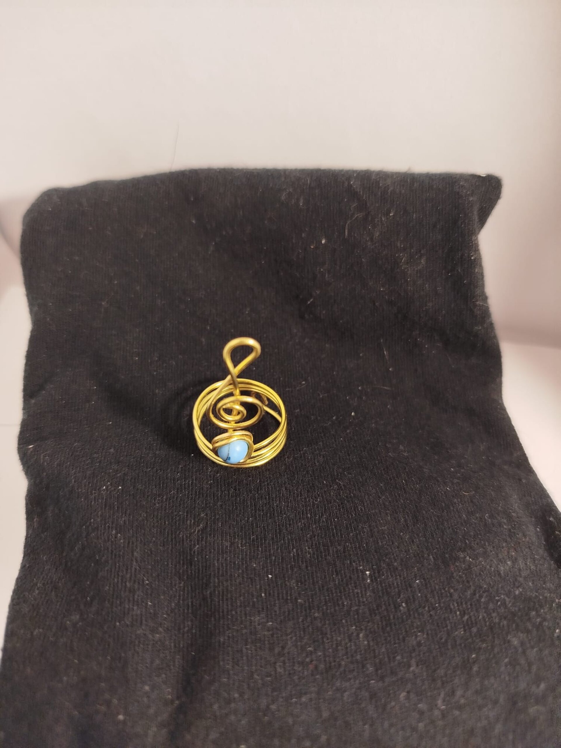 Anillo de alambre dorado con clave de sol con turquesa - 3