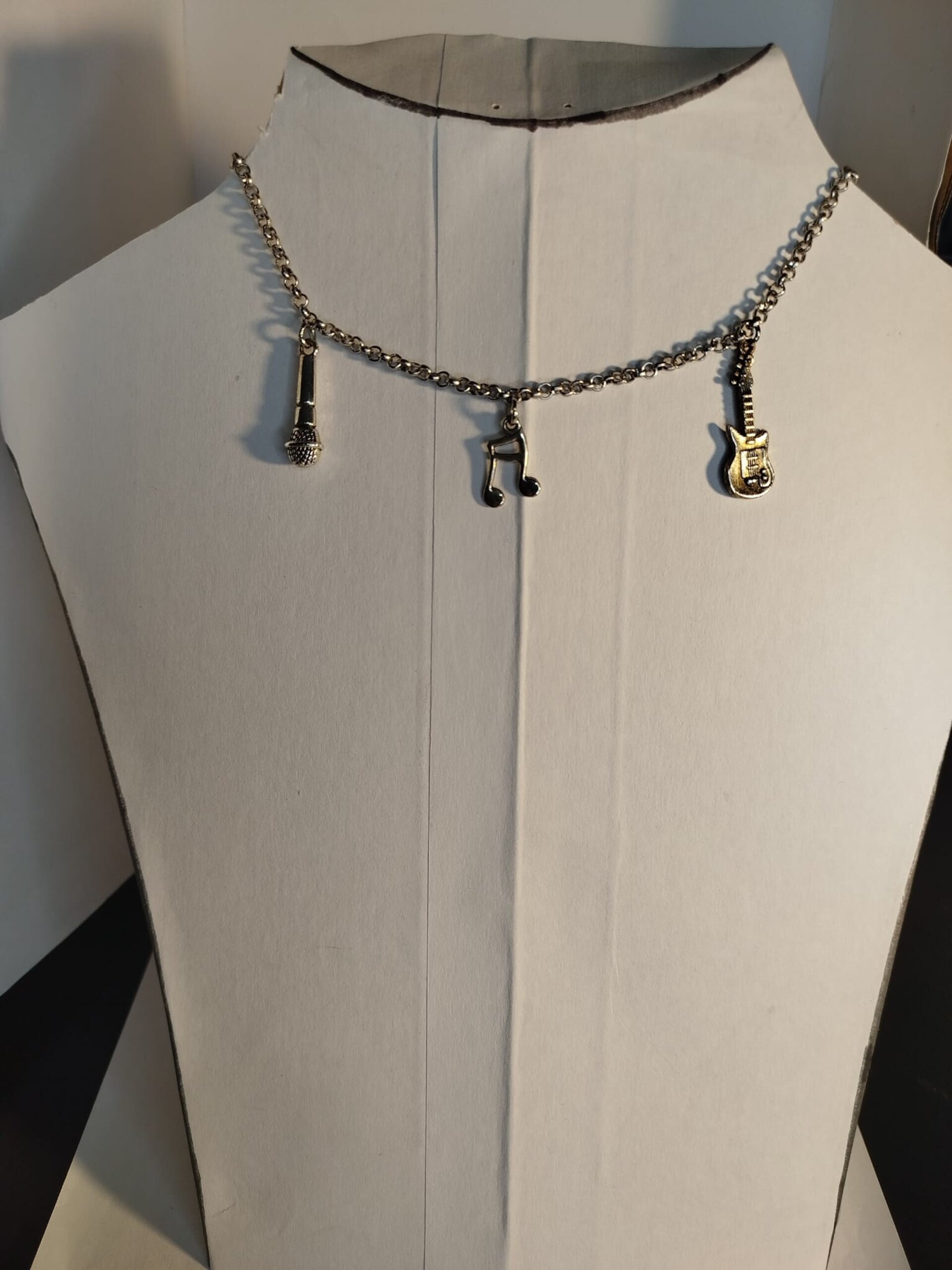 Collar de acero plateado con dijes musicales - 2