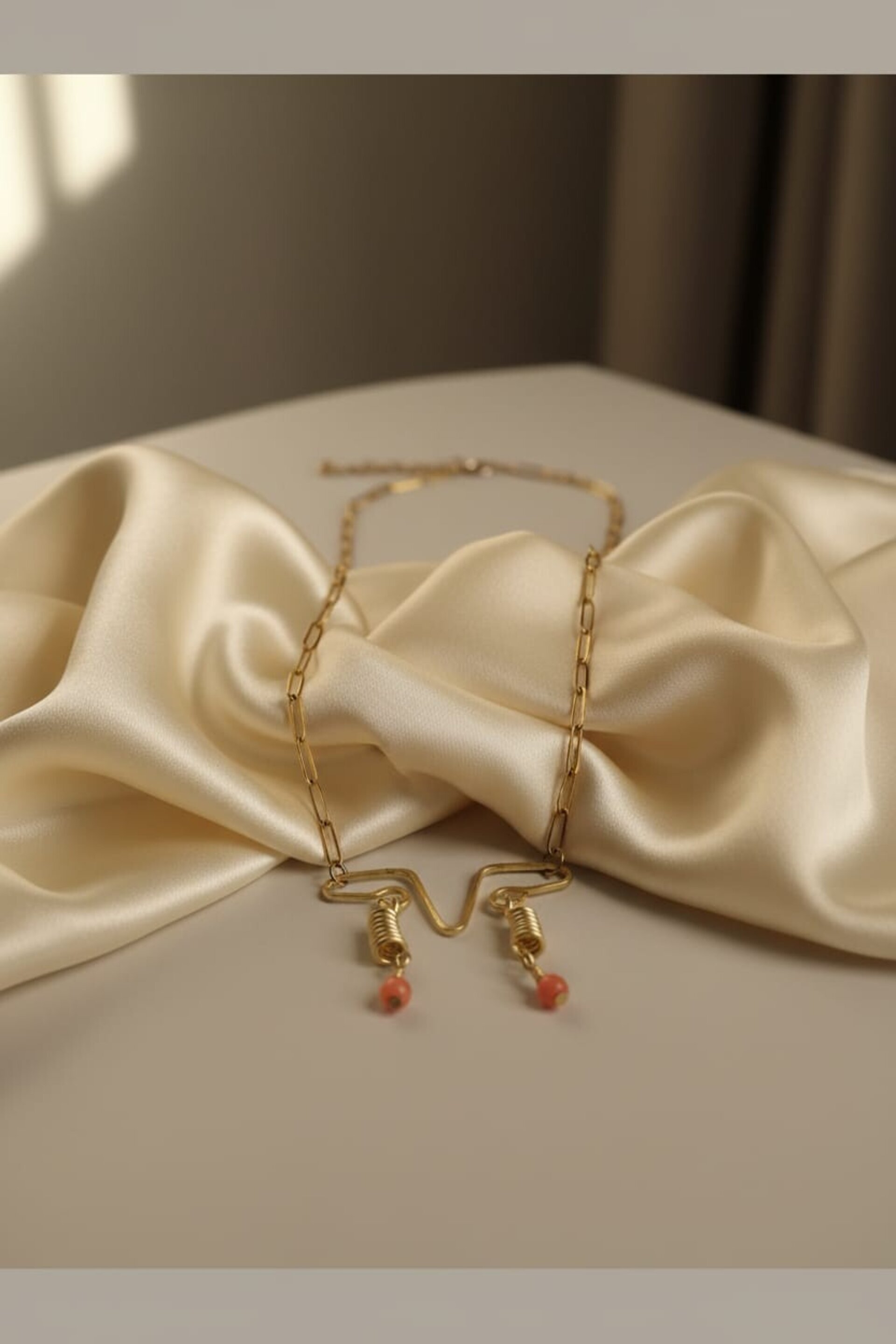 Collar con cadena acero dorado, dije de alambre dorado con 2calcedonias naranjas - 2