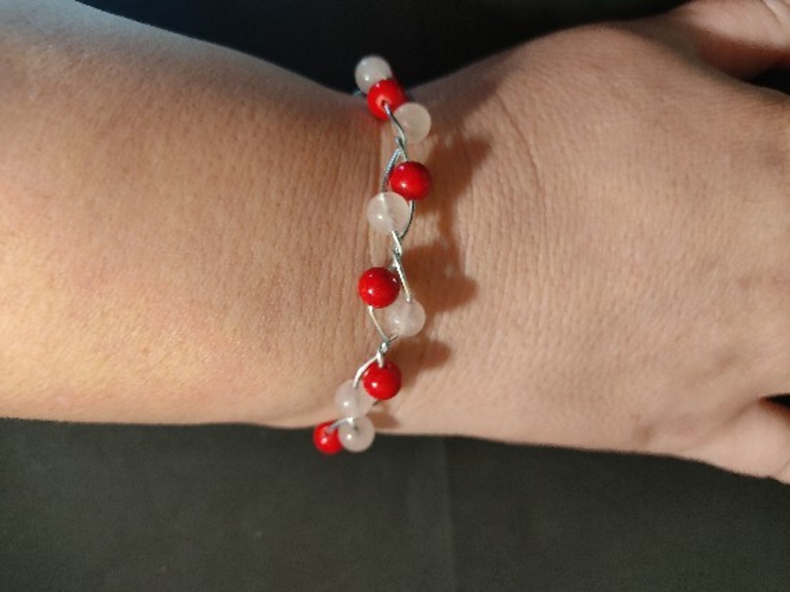 Pulsera plateada con coral rojo y cristal rosa - 1