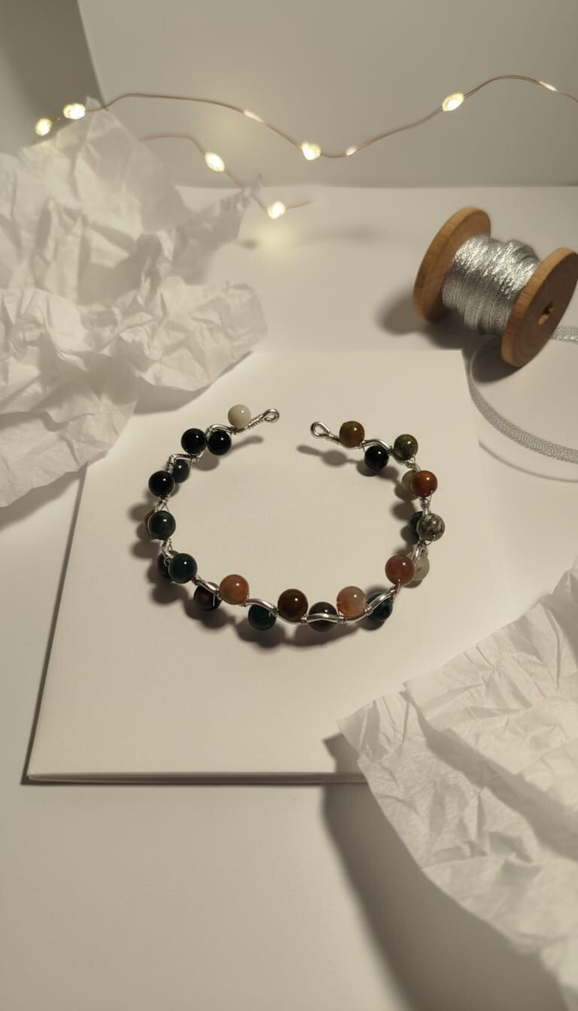 Pulsera de alambre plateada con piedra amazónica - 5