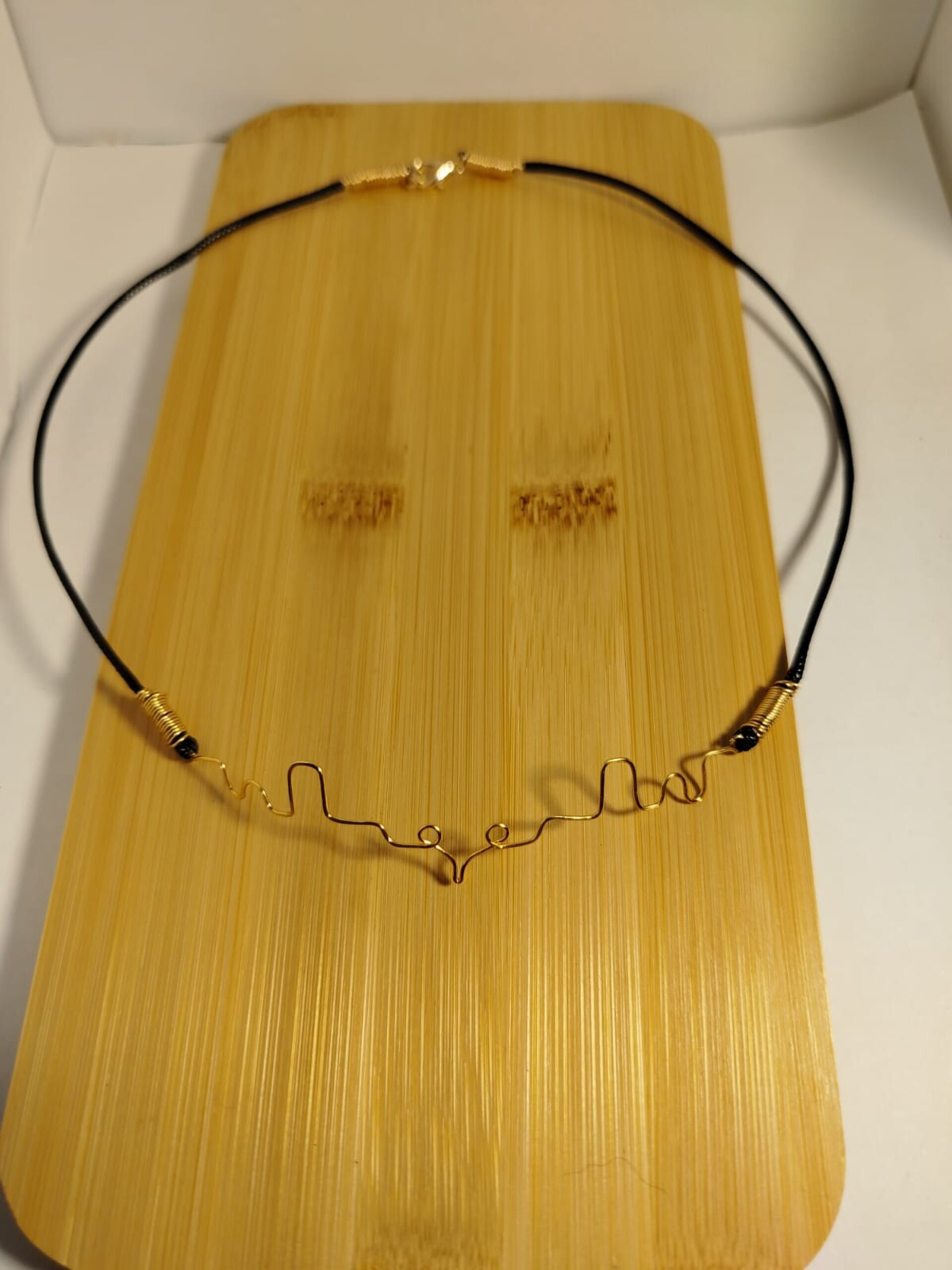 Collar semirrigido alamabre dorado formas semicorazon - 3