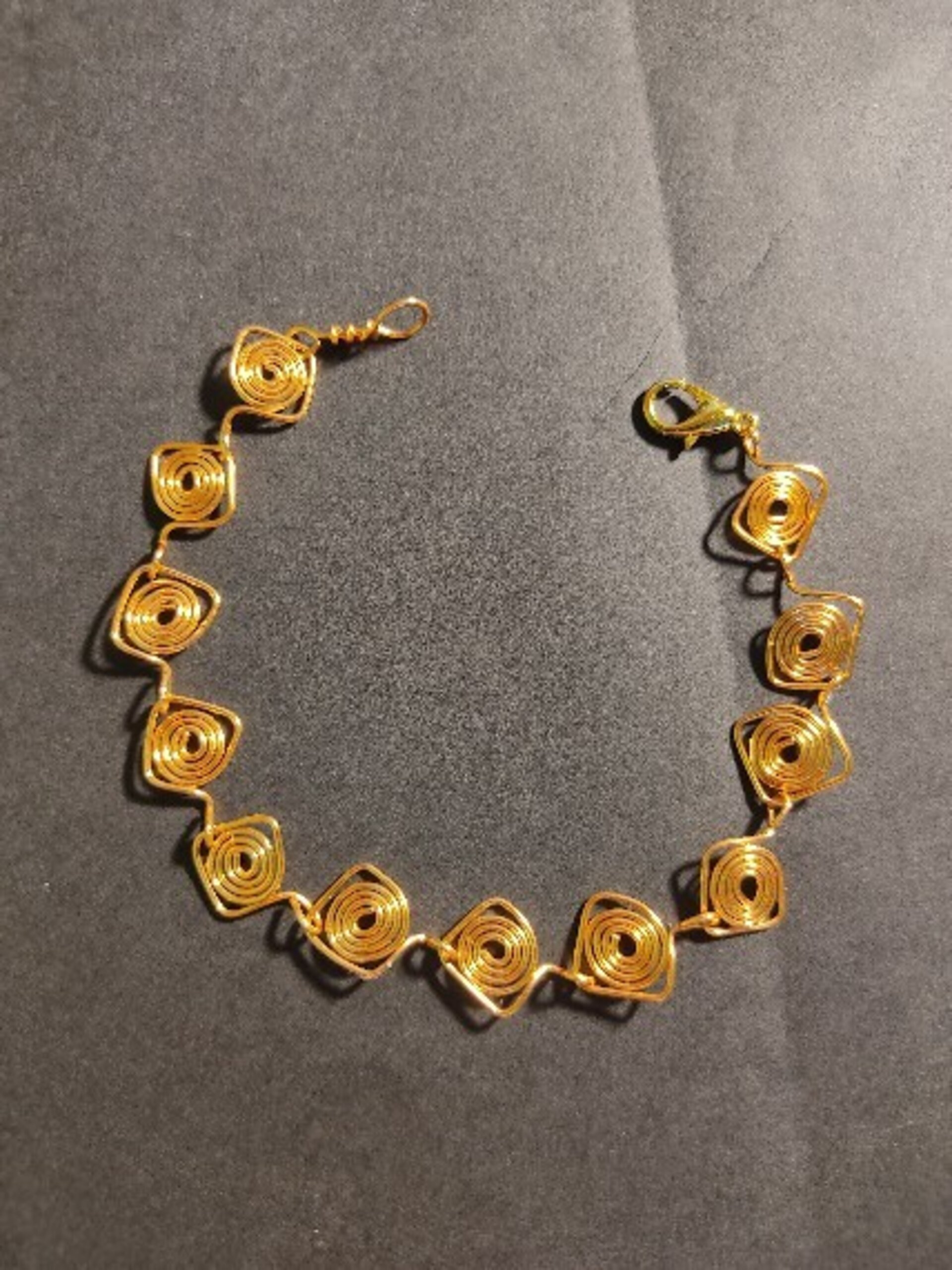 Pulsera de alambre dorado con cuadrados - 3
