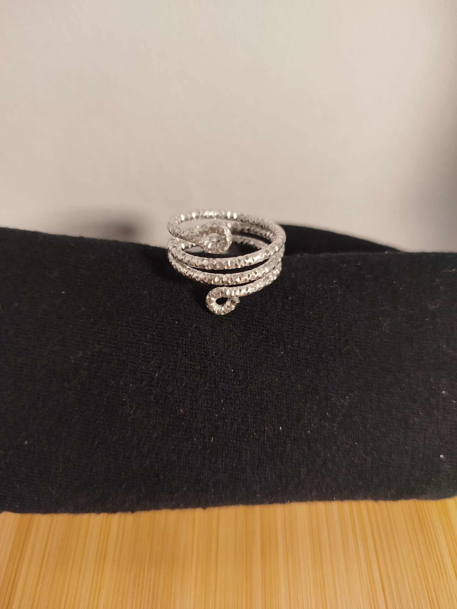 Anillo plateado de alambre texturizado 3 vueltas - 2