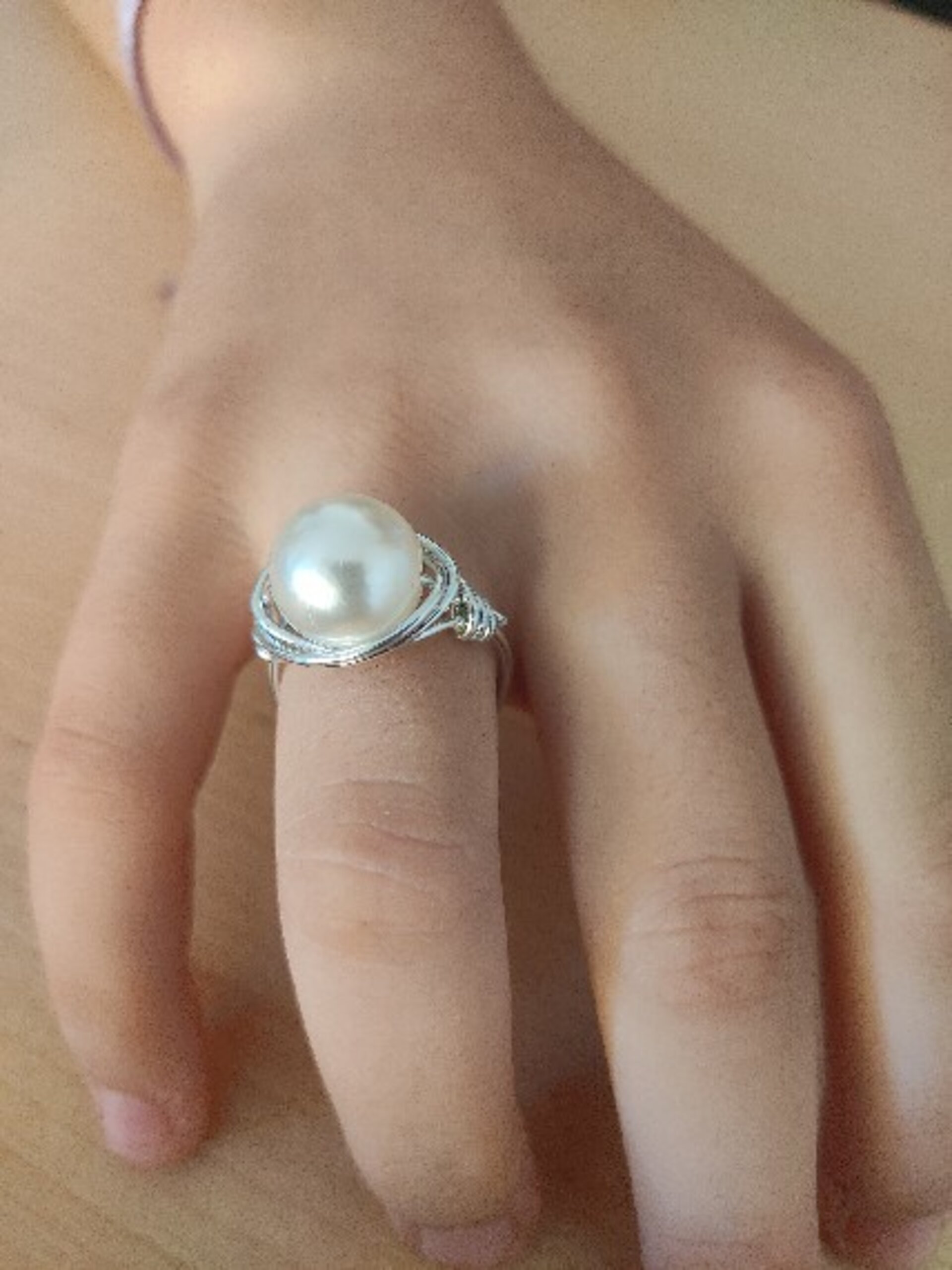 Anillo de alambre plateado y perla - 2